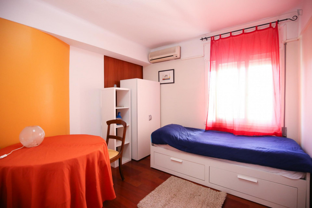 Bright Double Bedroom next to Carnide Metro Station and Universities - Lisbonne - chambre - ImmoJeune