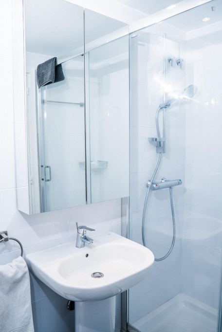 RH6-R2 Very cozy single bedroom in a newly renovated flat, near Sagrada Familia.
