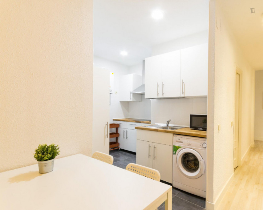 Spacious double bedroom near Islas Filipinas metro station
