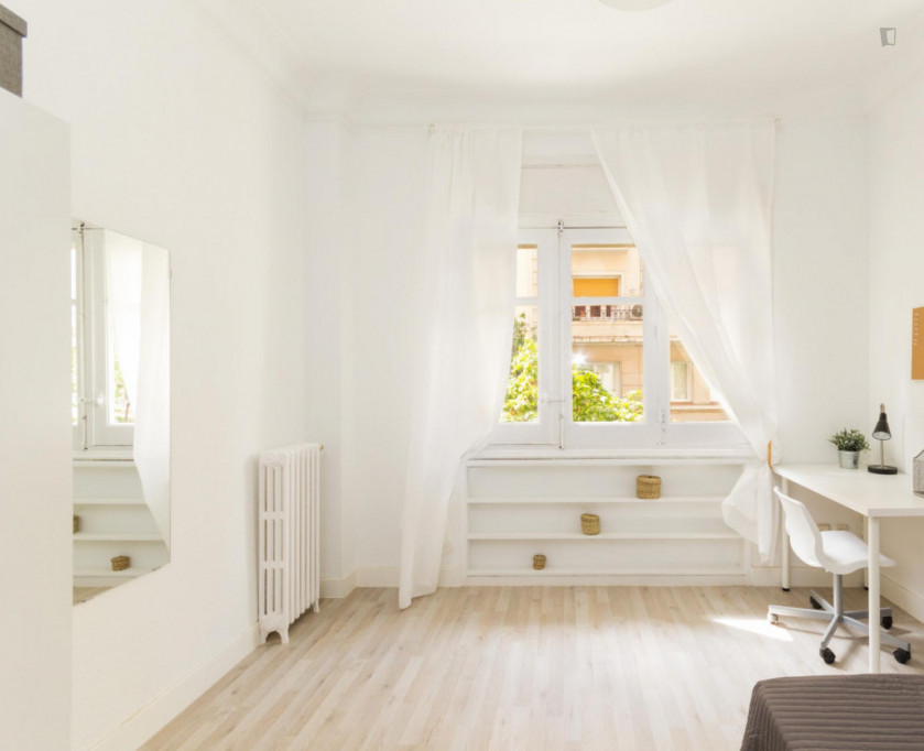 Spacious double bedroom near Islas Filipinas metro station