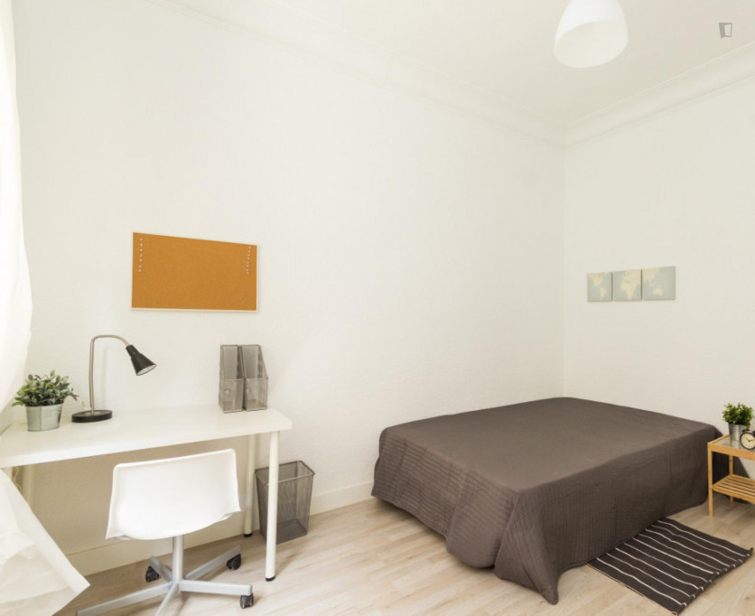 Spacious double bedroom near Islas Filipinas metro station