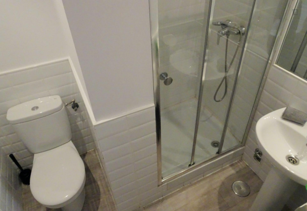 Comfortable single bedroom near Rubén Darío metro station