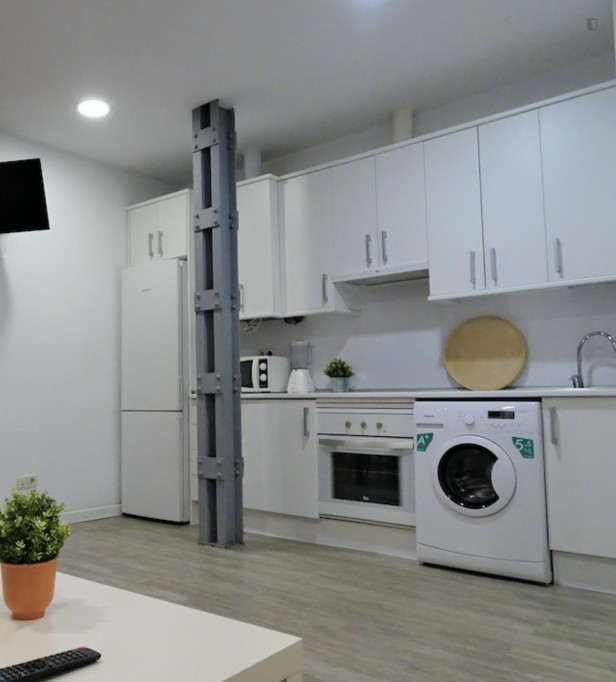 Comfortable single bedroom near Rubén Darío metro station
