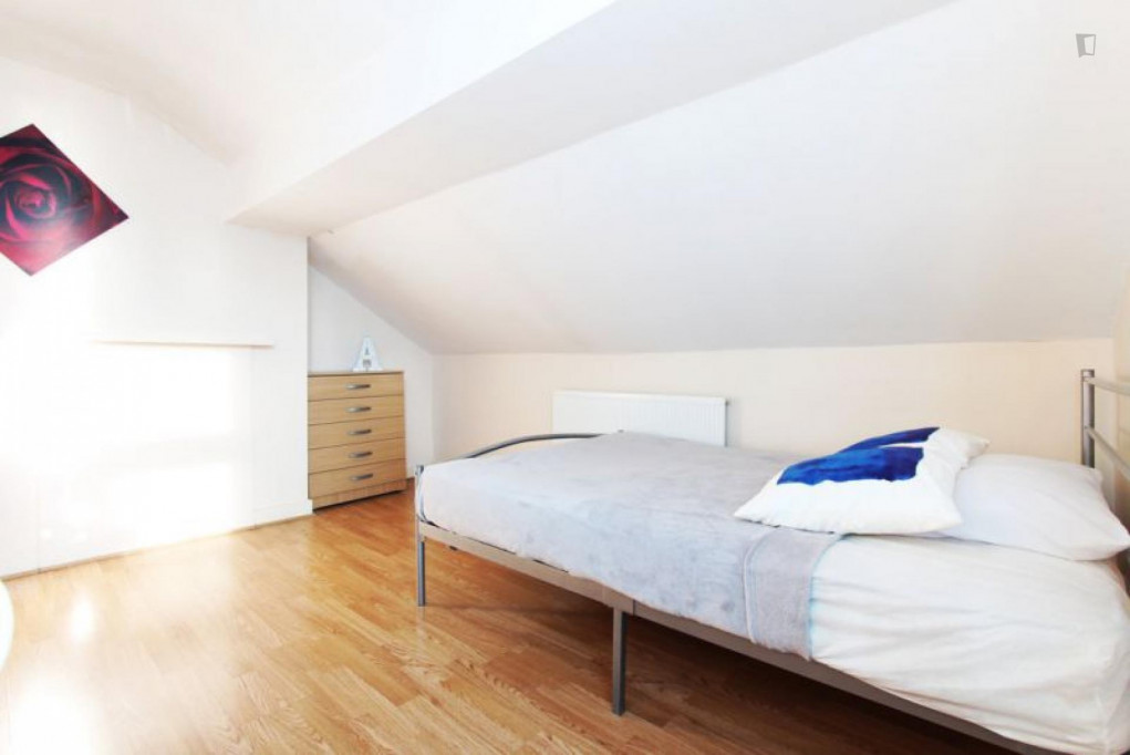 Awesome single bedroom in 4-bedroom flat in London