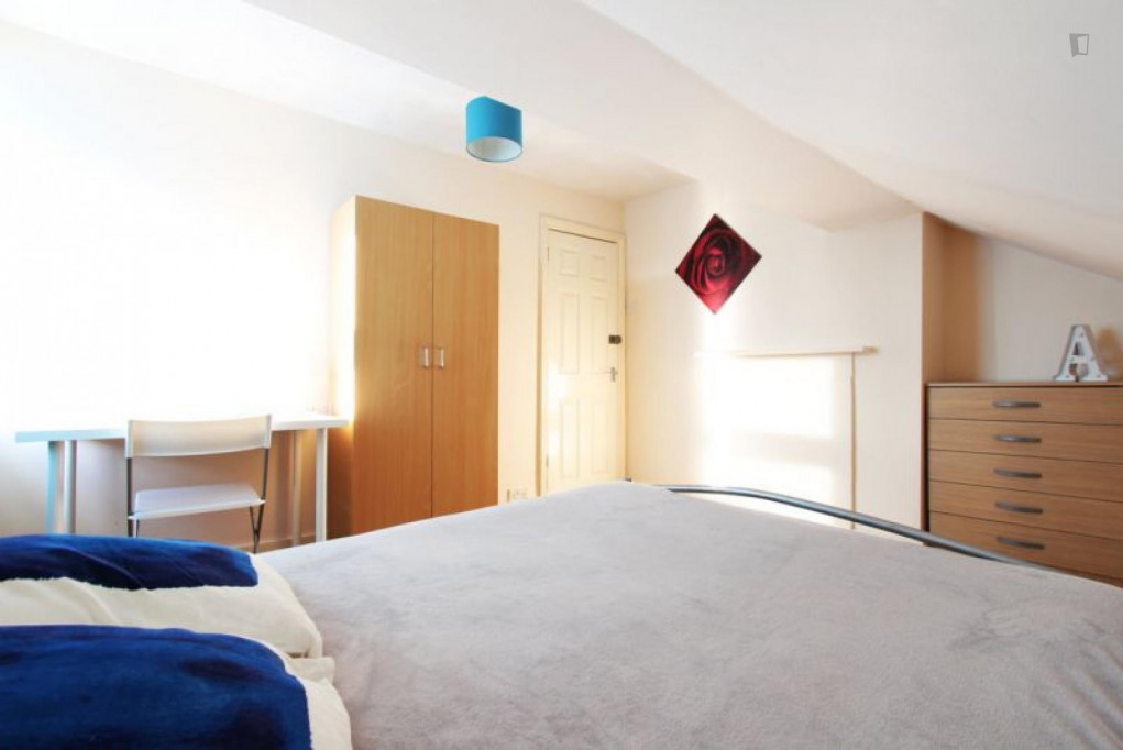 Awesome single bedroom in 4-bedroom flat in London