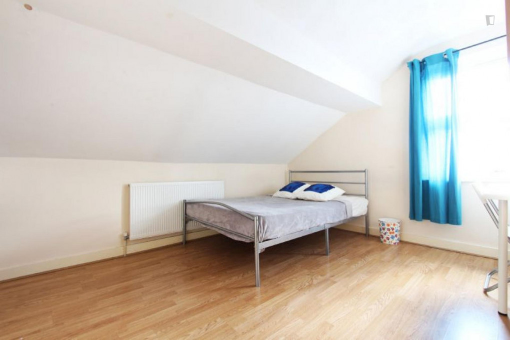 Awesome single bedroom in 4-bedroom flat in London