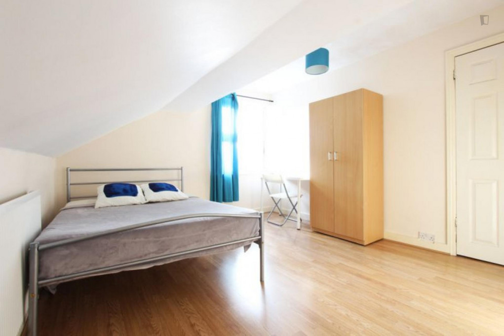 Awesome single bedroom in 4-bedroom flat in London
