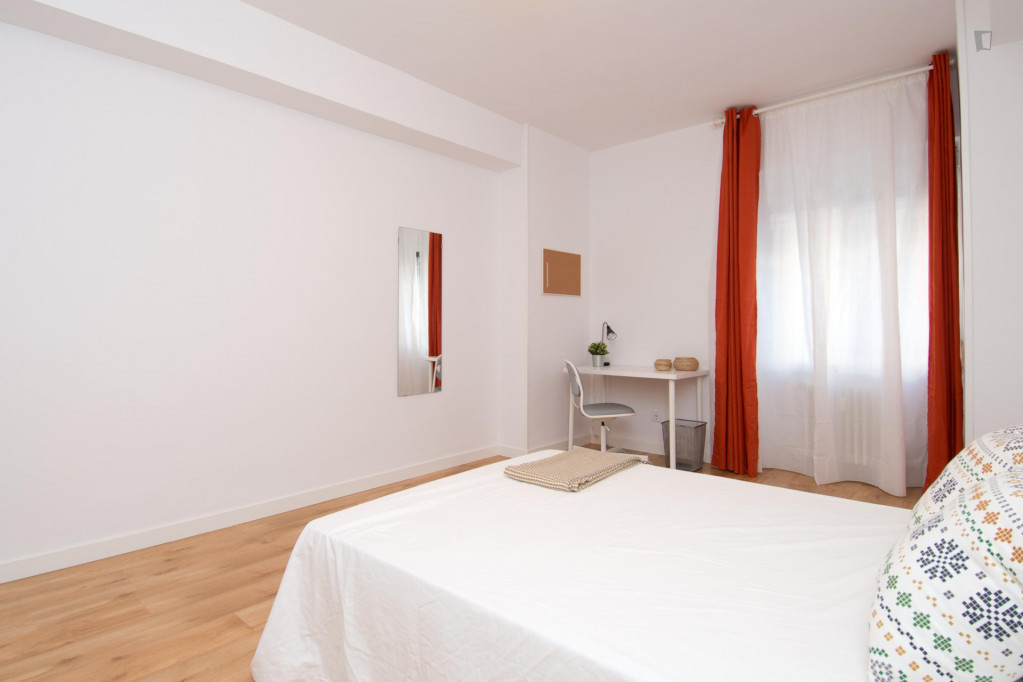 Stylish double bedroom in Cuatro Caminos