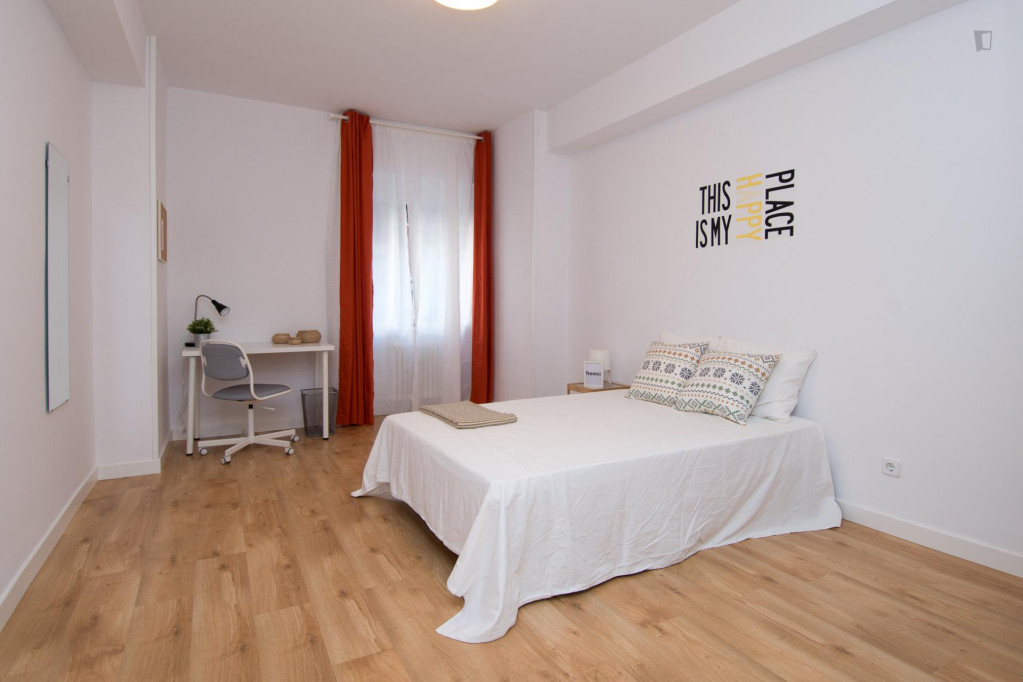 Stylish double bedroom in Cuatro Caminos