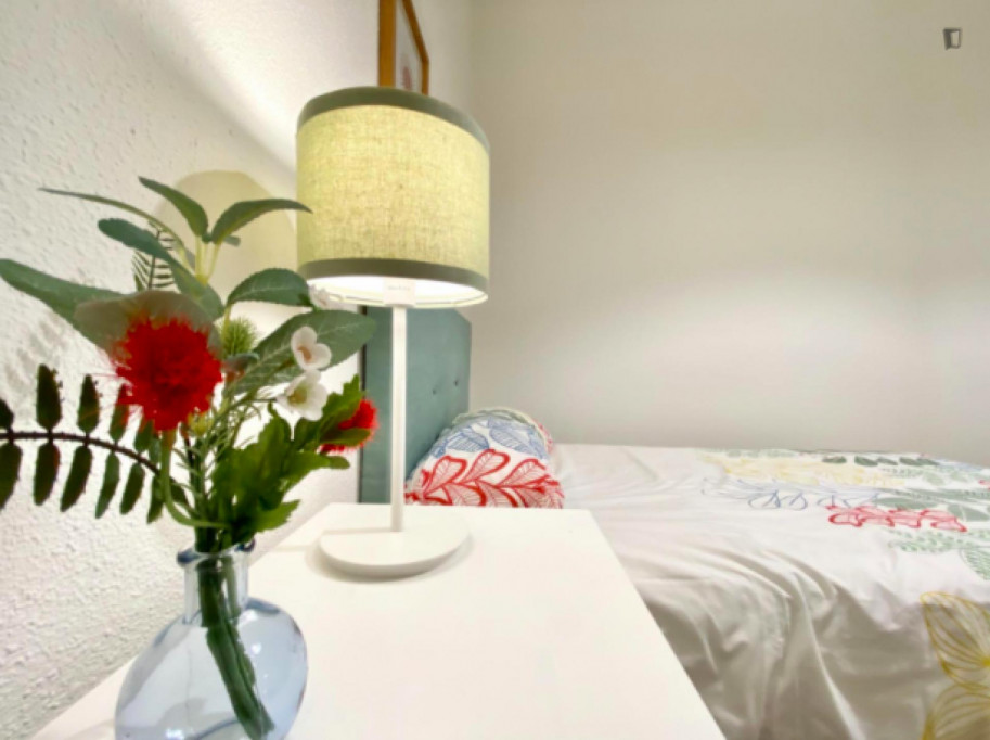 Single bedroom, with balcony, in 5-bedroom apartment - Bilbao - chambre - ImmoJeune