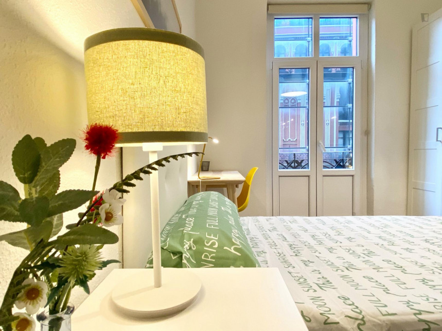 Single bedroom, with balcony, in 5-bedroom apartment - Bilbao - chambre - ImmoJeune