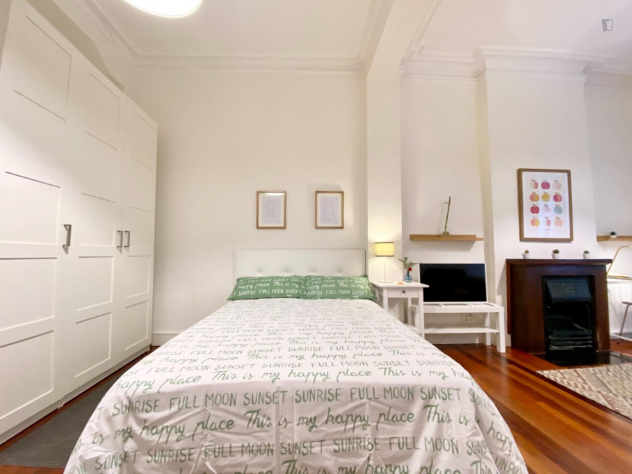 Double bedroom, with private bathroom and balcony, in 5-bedroom apartment - Bilbao - chambre - ImmoJeune