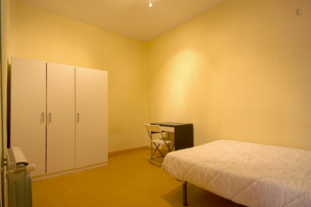 Double bedroom in 8-bedroom flat near Palacio Real