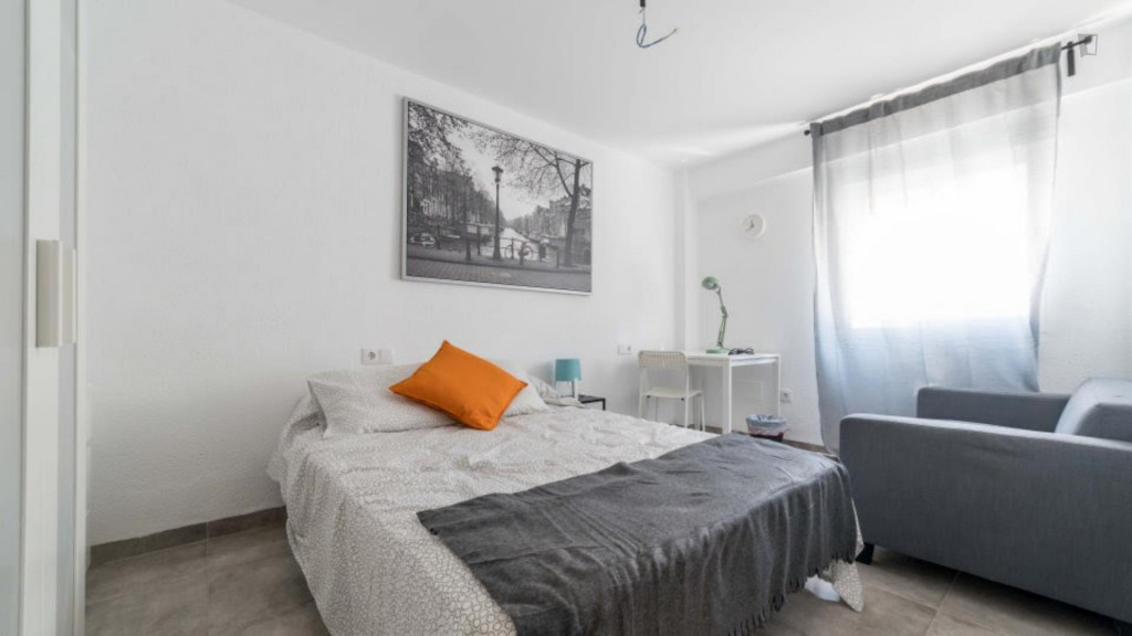 Charming double bedroom in Els Orriols
