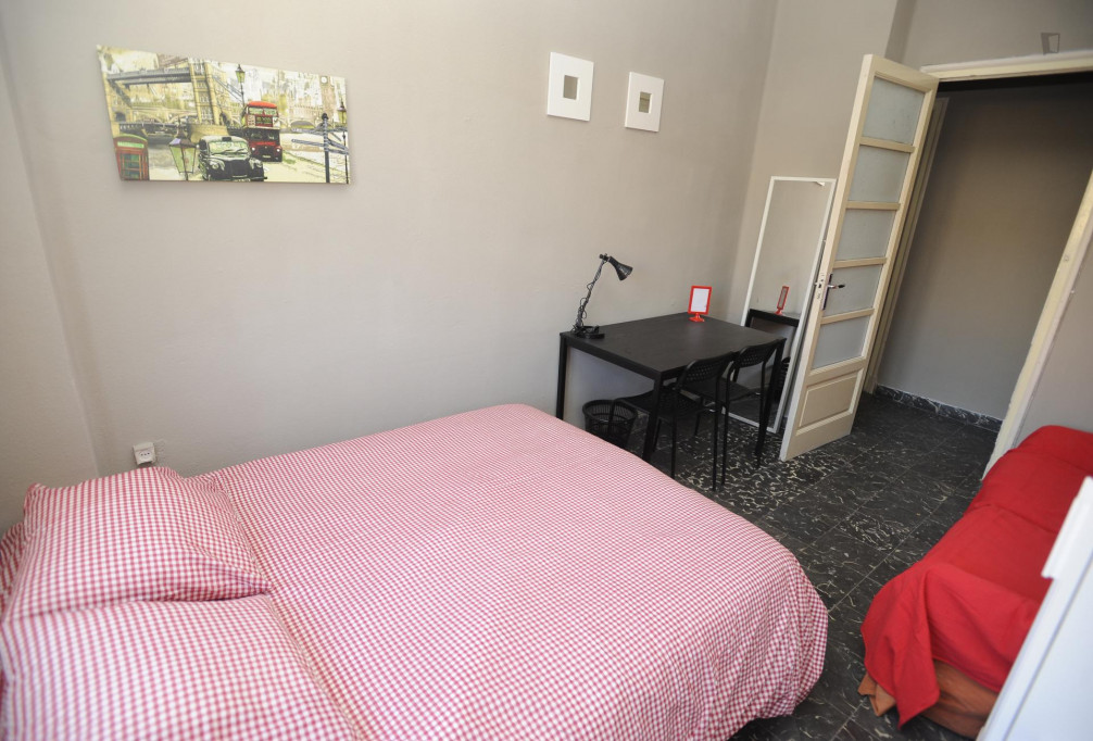 Double bedroom in a 5-bedroom flat near Aragón metro station