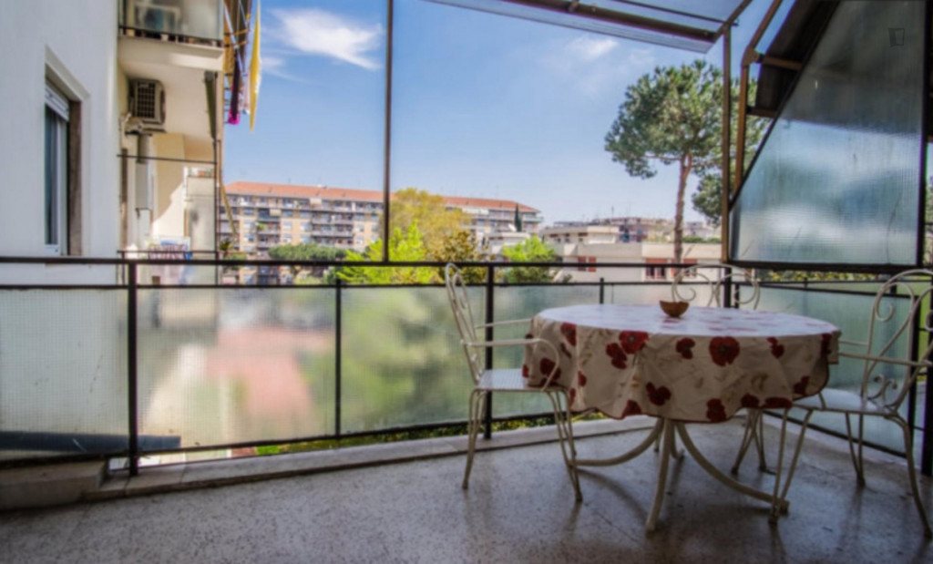 Airy and bright bedroom close to Giulio Agricola station