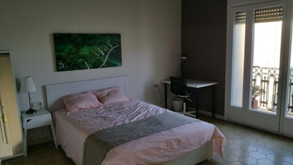 Double bedroom, with balcony, in 8-bedroom apartment