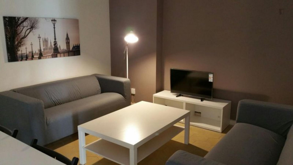 Double bedroom, with balcony, in 8-bedroom apartment