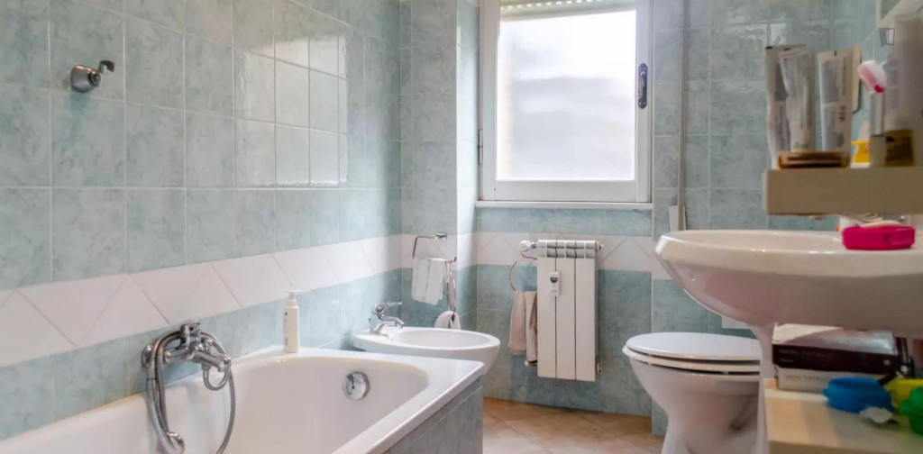 Double bedroom in a 4-bedroom apartment near Laurentina metro station