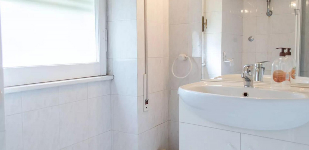 Double bedroom in a 4-bedroom apartment near Laurentina metro station