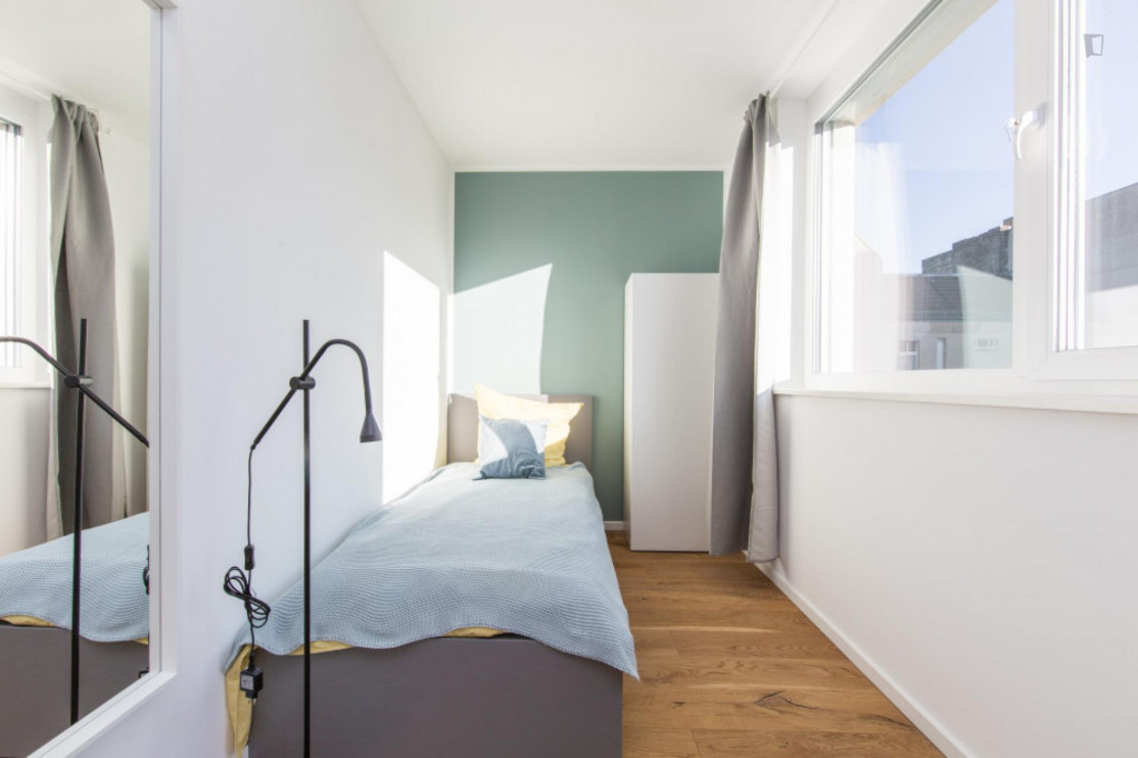 Single bedroom in 4-bedroom apartment