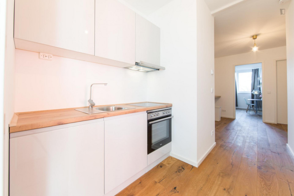 Single bedroom in 4-bedroom apartment