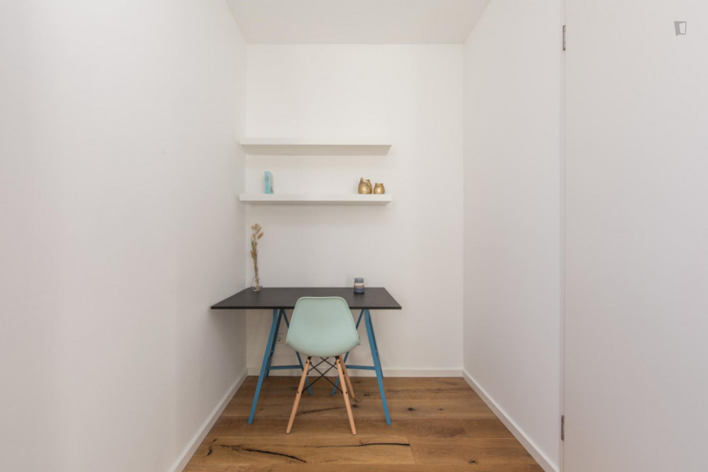 Single bedroom in 4-bedroom apartment