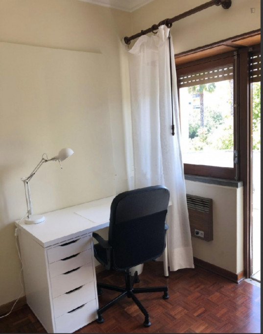 Large double bedroom with balcony in Carcavelos