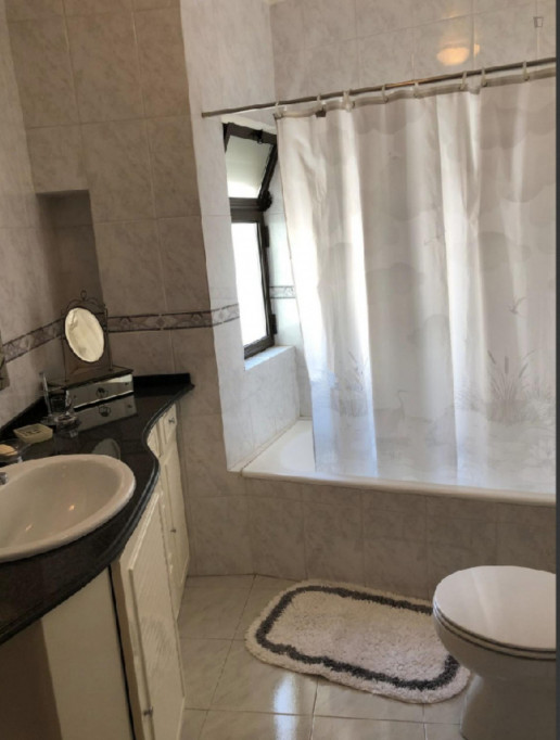 Large double bedroom with balcony in Carcavelos