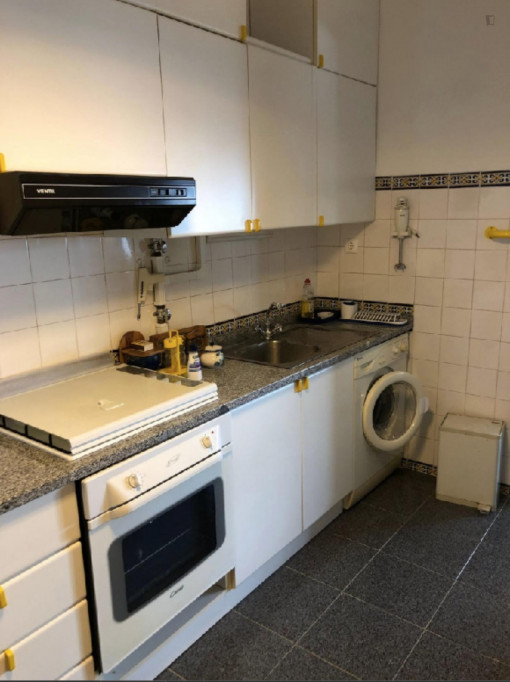 Large double bedroom with balcony in Carcavelos