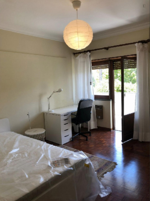 Large double bedroom with balcony in Carcavelos