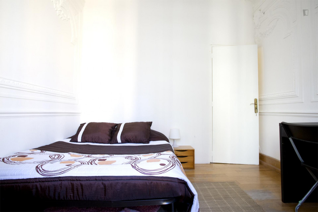 Bright double bedroom in Arroios with Balcony