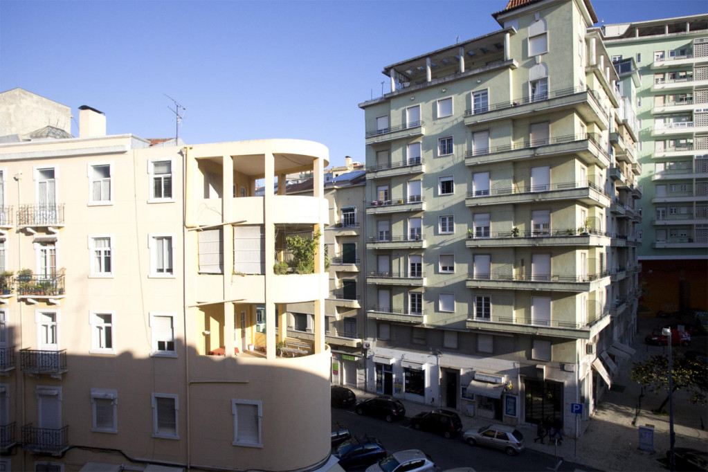 Bright double bedroom in Arroios with Balcony
