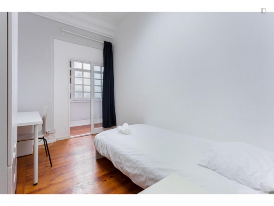 Charming single bedroom in a student flat, in Marquês de Pombal - Lisbonne - chambre - ImmoJeune