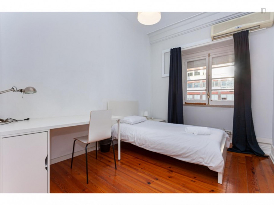 Light single bedroom in the Marquês de Pombal area - Lisbonne - chambre - ImmoJeune