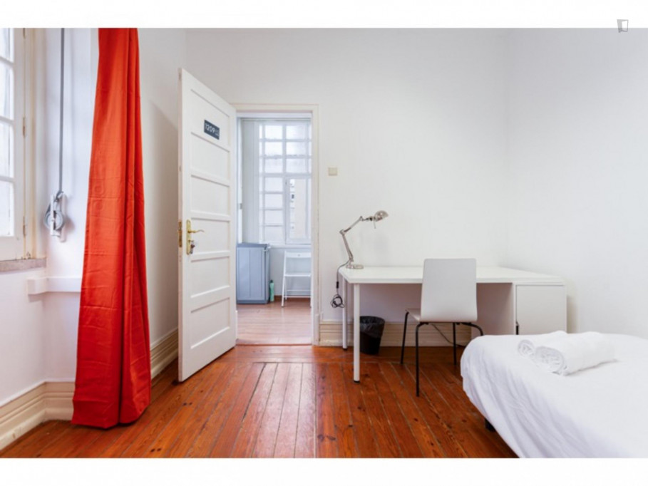 Alluring single ensuite bedroom near the Parque metro station - Lisbonne - chambre - ImmoJeune