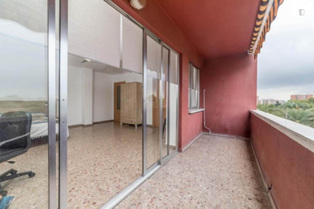 Cool double bedroom with a balcony not far from San Vicente Mártir Catholic University of Valencia