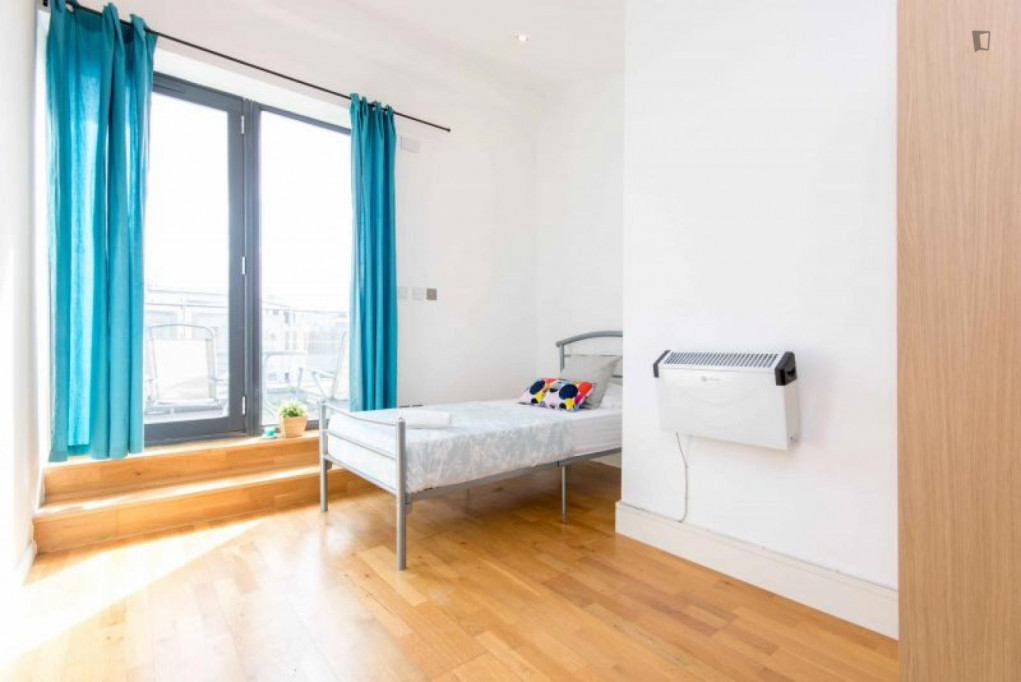 Bright and fresh single bedroom with a balcony, in Limehouse - London - chambre - ImmoJeune