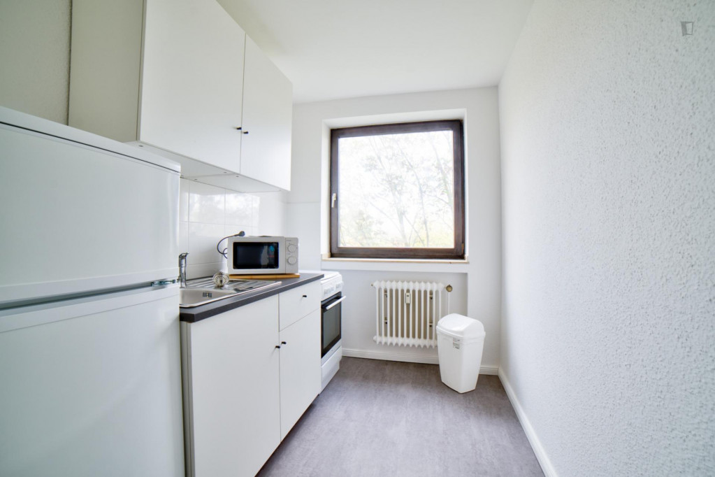 Cool single bedroom in a 3-bedroom apartment near Elbruchstraße transport station