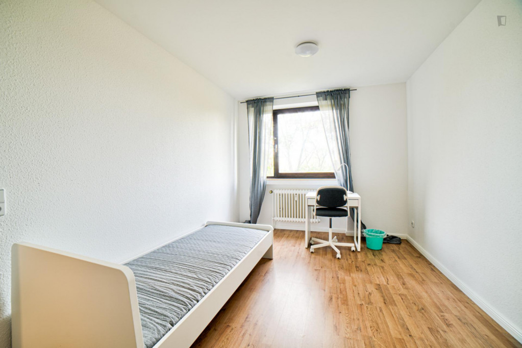 Beautiful single bedroom in a 3-bedroom apartment near Elbruchstraße transport station