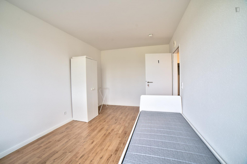 Beautiful single bedroom in a 3-bedroom apartment near Elbruchstraße transport station