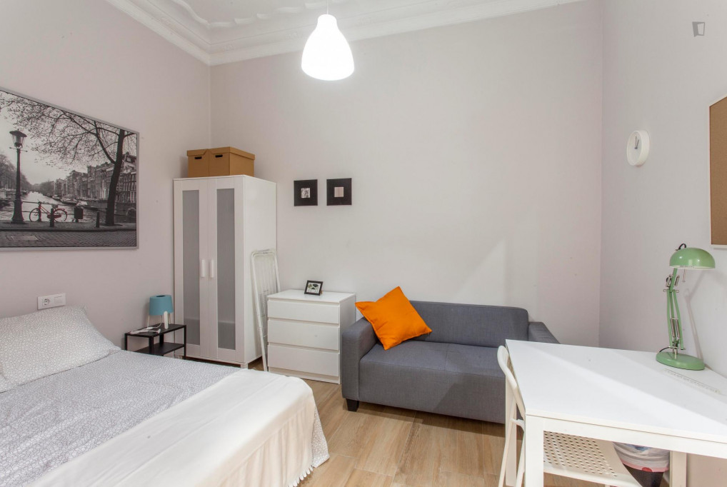 Relaxing double ensuite bedroom near the València Nord train station