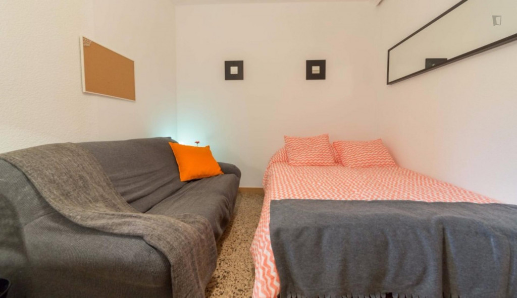 Restful double bedroom next to Universitat de Valencia's main campus