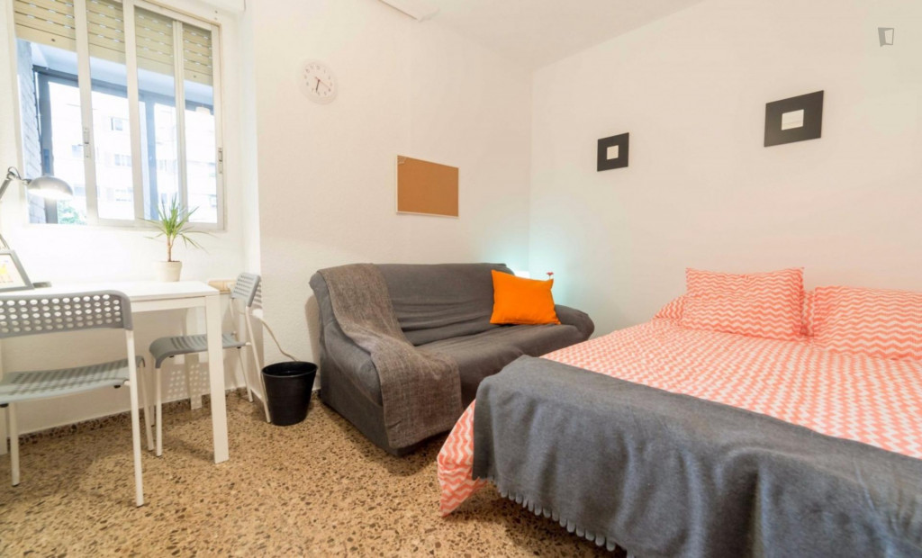 Restful double bedroom next to Universitat de Valencia's main campus