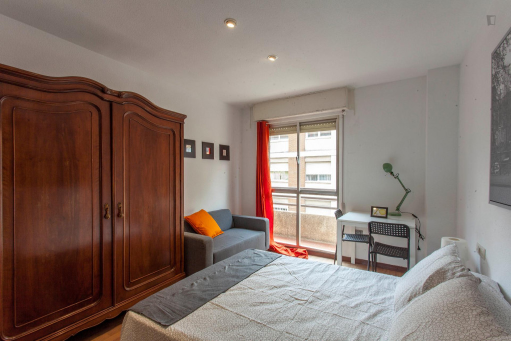 Breezy double bedroom with a balcony, in central El Carme