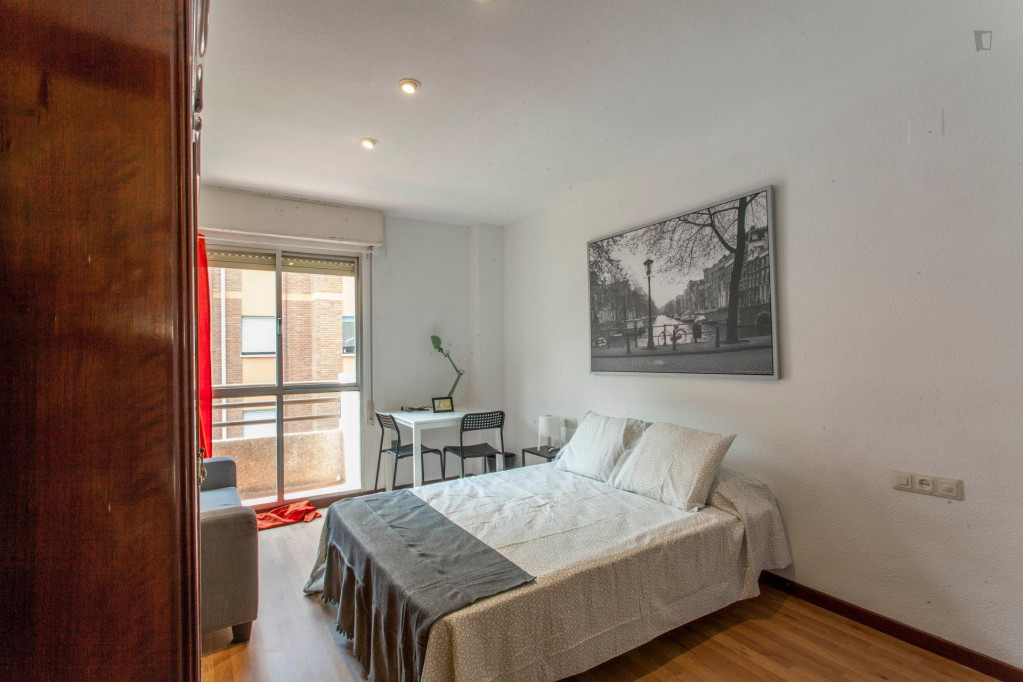 Breezy double bedroom with a balcony, in central El Carme
