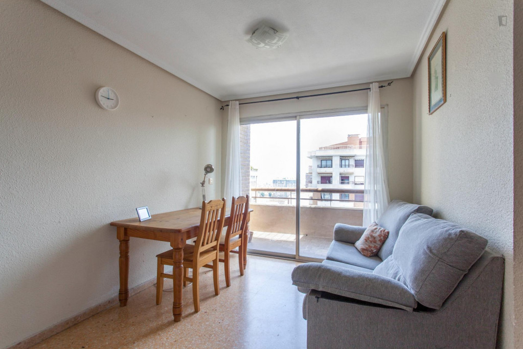 Ample double bedroom with a balcony, in Ciutat Jardí