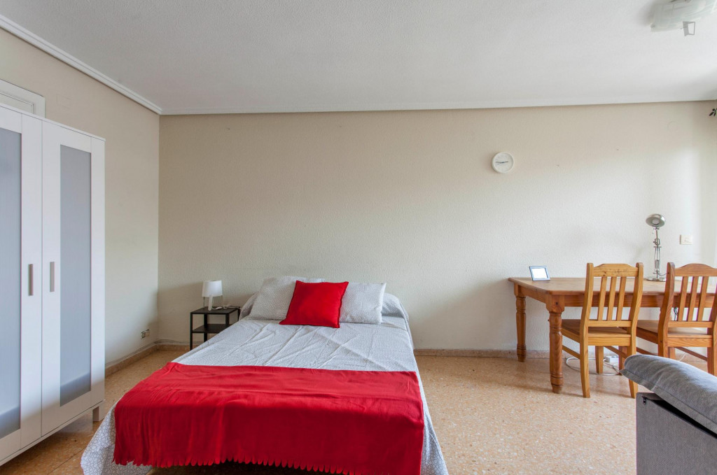 Ample double bedroom with a balcony, in Ciutat Jardí