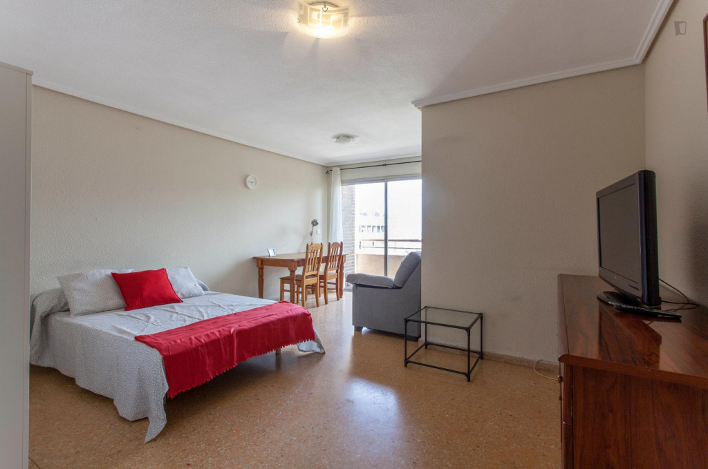 Ample double bedroom with a balcony, in Ciutat Jardí