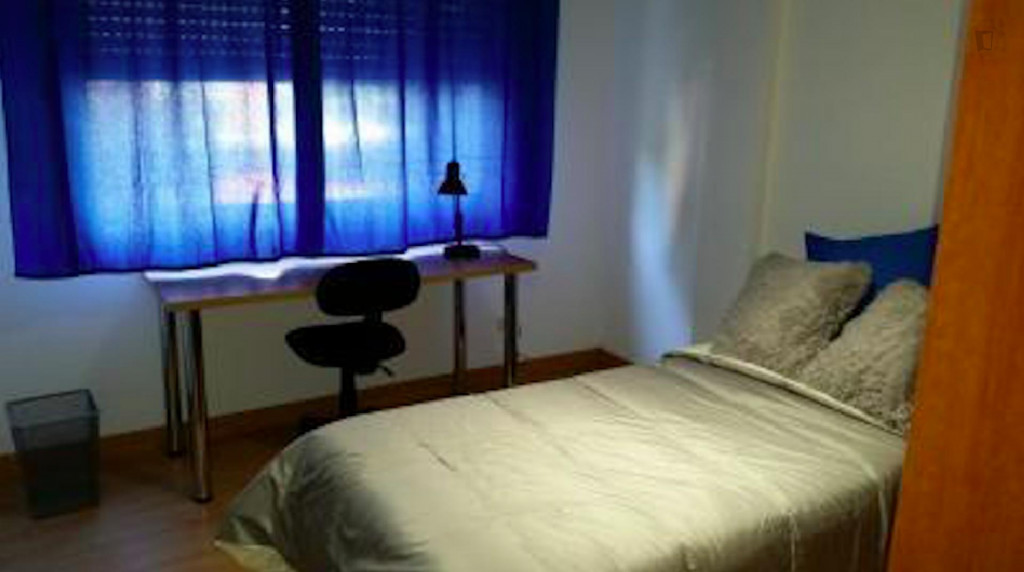Single bedroom near metro Juan de la cierva Getafe and train Las Margaritas, 10' walking to the University